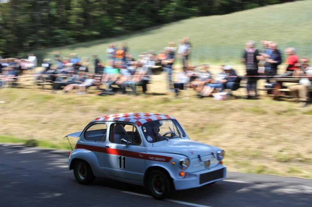 Publikum får lejlighed til at være nostalgiske – her en Fiat Abarth i(1970) i hænderne på Visti Pedersen
(Foto: Morten Alstrup)